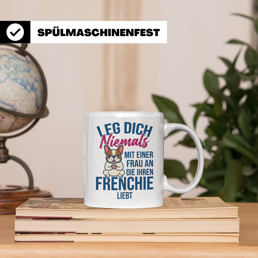 Frenchie Tasse mit Spruch "Leg dich niemals mit einer Frau a – Weiß [farbe:weiß]