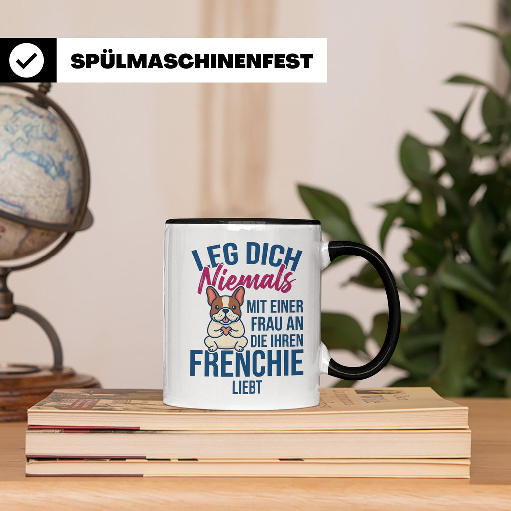 Frenchie Tasse mit Spruch "Leg dich niemals mit einer Frau a – Schwarz [farbe:schwarz]