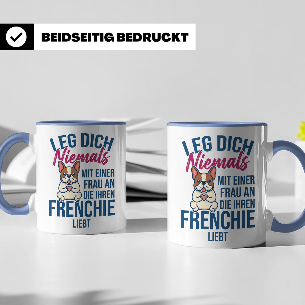 Frenchie Tasse mit Spruch "Leg dich niemals mit einer Frau a – Blau [farbe:blau]