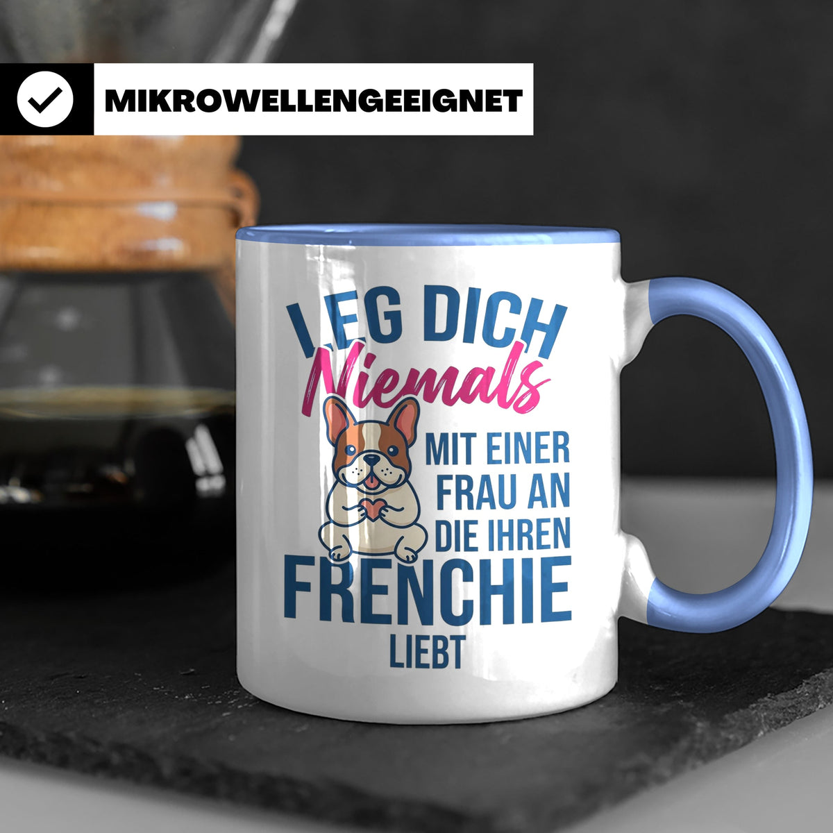 Frenchie Tasse mit Spruch "Leg dich niemals mit einer Frau a – Blau [farbe:blau]