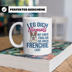 Frenchie Tasse mit Spruch "Leg dich niemals mit einer Frau a – Weiß [farbe:weiß]