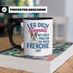 Frenchie Tasse mit Spruch "Leg dich niemals mit einer Frau a – Schwarz [farbe:schwarz]