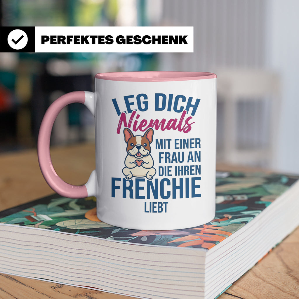 Frenchie Tasse mit Spruch "Leg dich niemals mit einer Frau a – Rosa [farbe:rosa]
