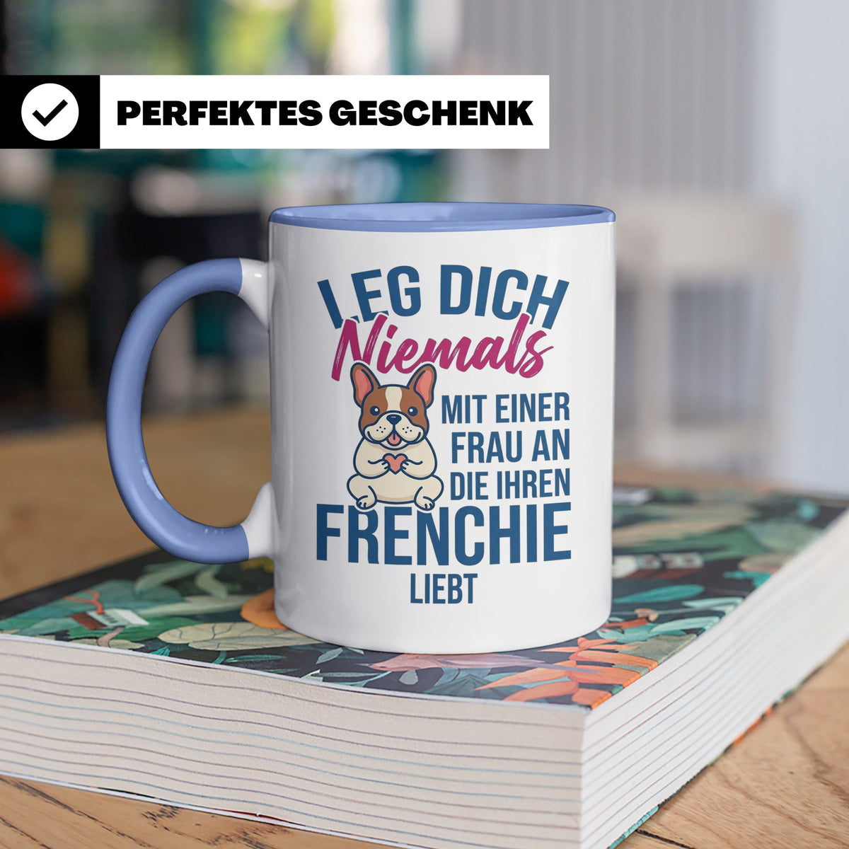Frenchie Tasse mit Spruch "Leg dich niemals mit einer Frau a – Blau [farbe:blau]