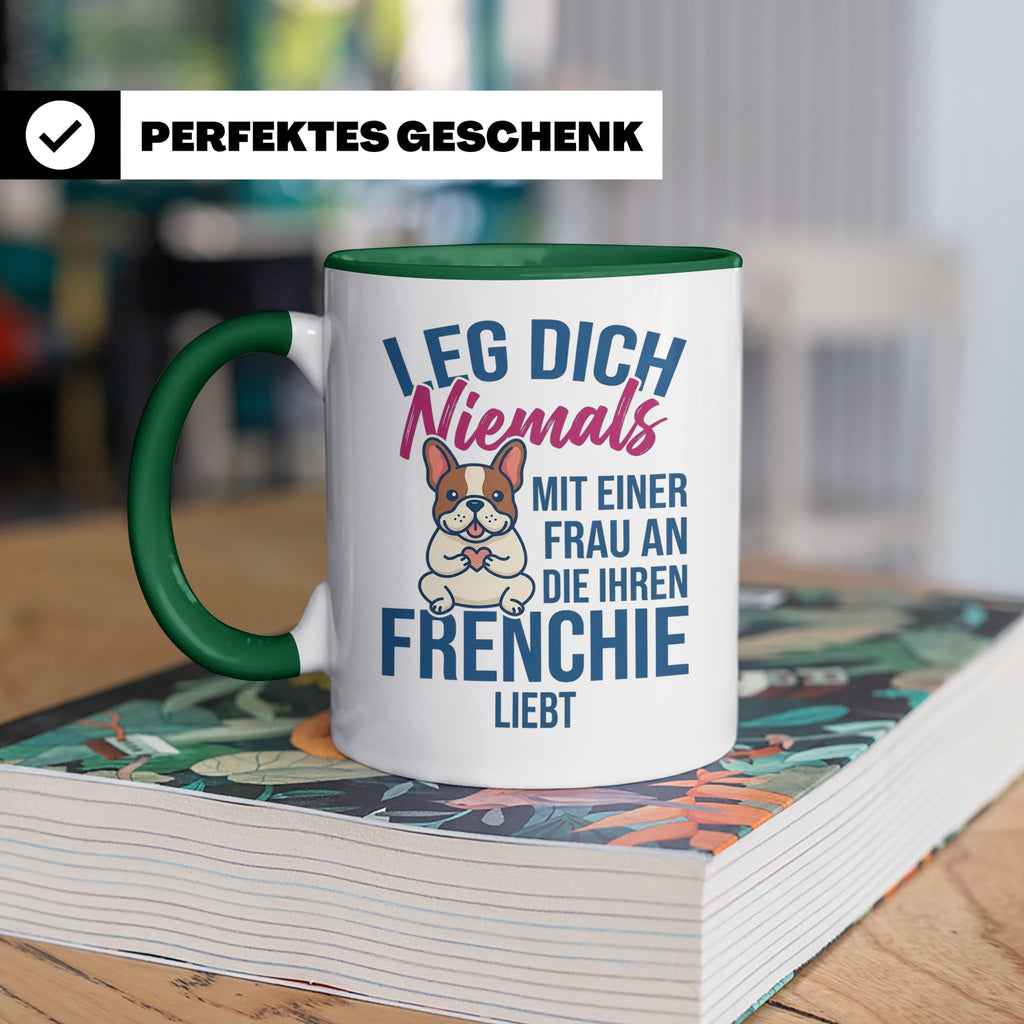 Frenchie Tasse mit Spruch "Leg dich niemals mit einer Frau a – Grün [farbe:grün]