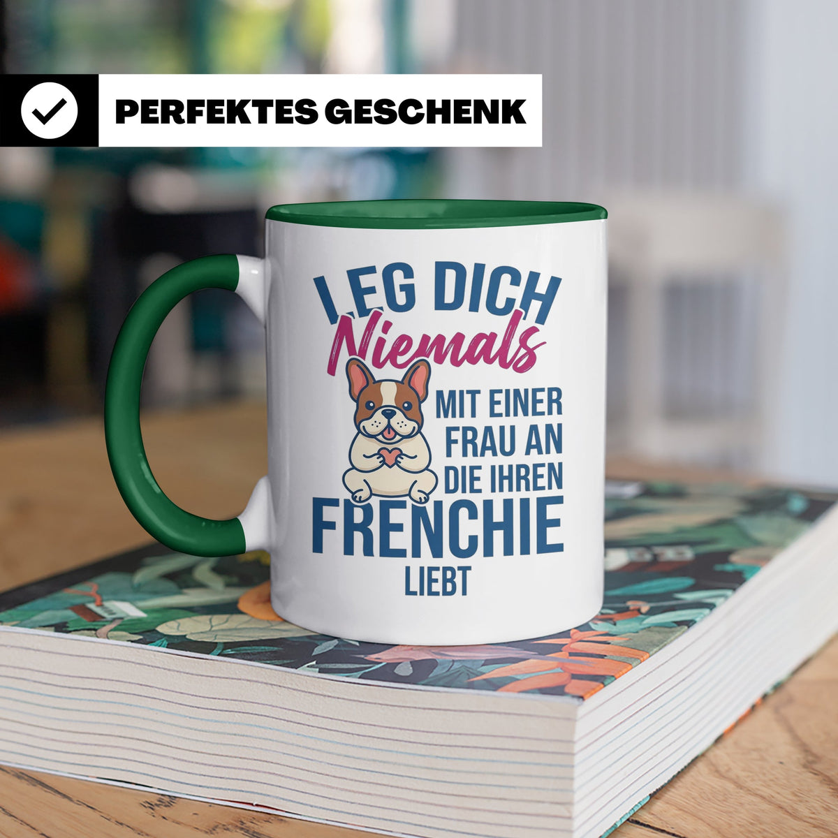 Frenchie Tasse mit Spruch "Leg dich niemals mit einer Frau a – Grün [farbe:grün]