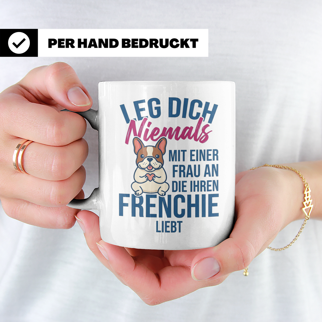 Frenchie Tasse mit Spruch "Leg dich niemals mit einer Frau a – Weiß [farbe:weiß]