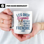 Frenchie Tasse mit Spruch "Leg dich niemals mit einer Frau a – Weiß [farbe:weiß]