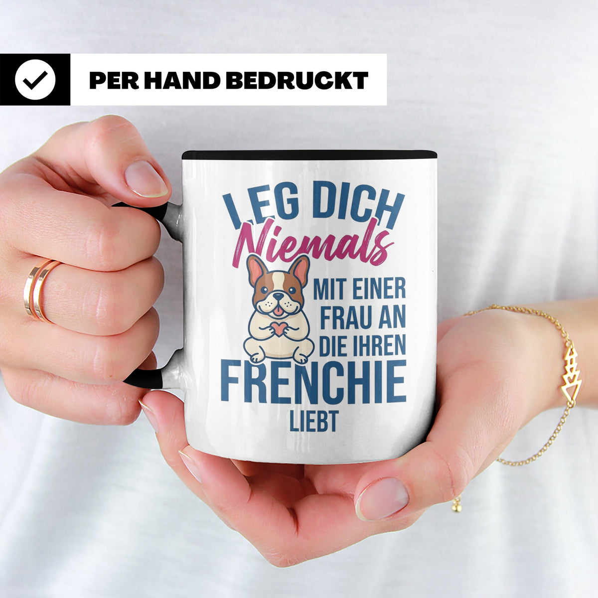 Frenchie Tasse mit Spruch "Leg dich niemals mit einer Frau a – Schwarz [farbe:schwarz]