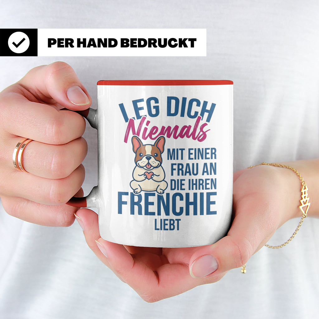 Frenchie Tasse mit Spruch "Leg dich niemals mit einer Frau a – Rot [farbe:rot]