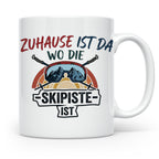 Skifahrer Tasse mit Spruch Zuhause ist da wo die Skipiste is – Weiß [farbe:weiß]