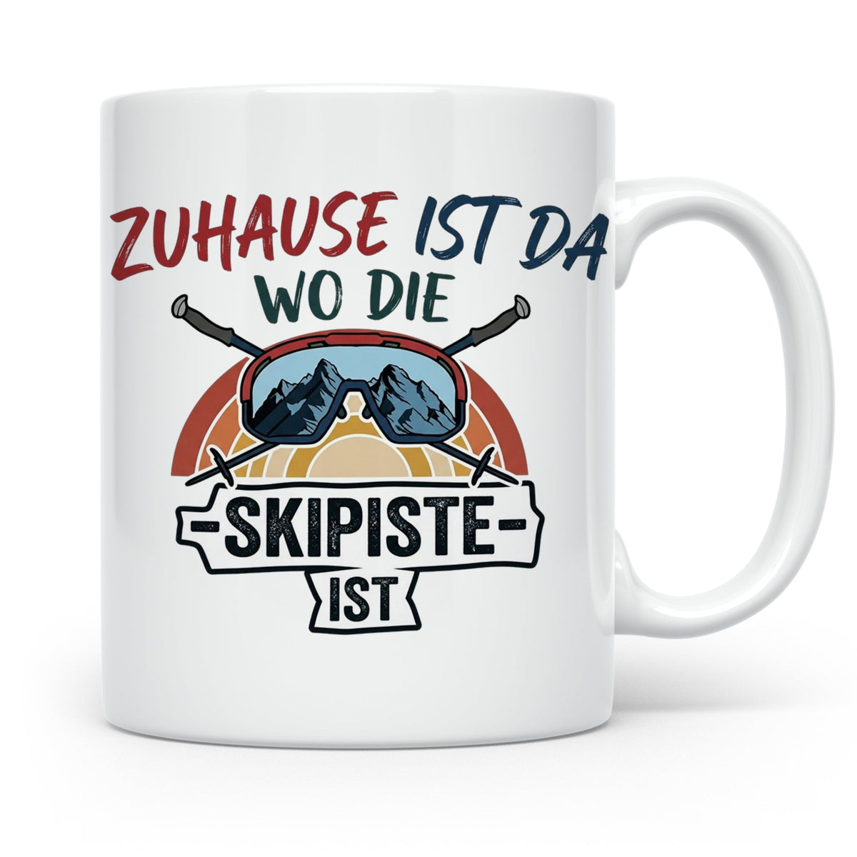 Skifahrer Tasse mit Spruch Zuhause ist da wo die Skipiste is – Weiß [farbe:weiß]