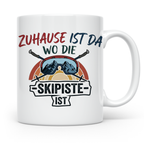 Skifahrer Tasse mit Spruch Zuhause ist da wo die Skipiste is – Weiß [farbe:weiß]