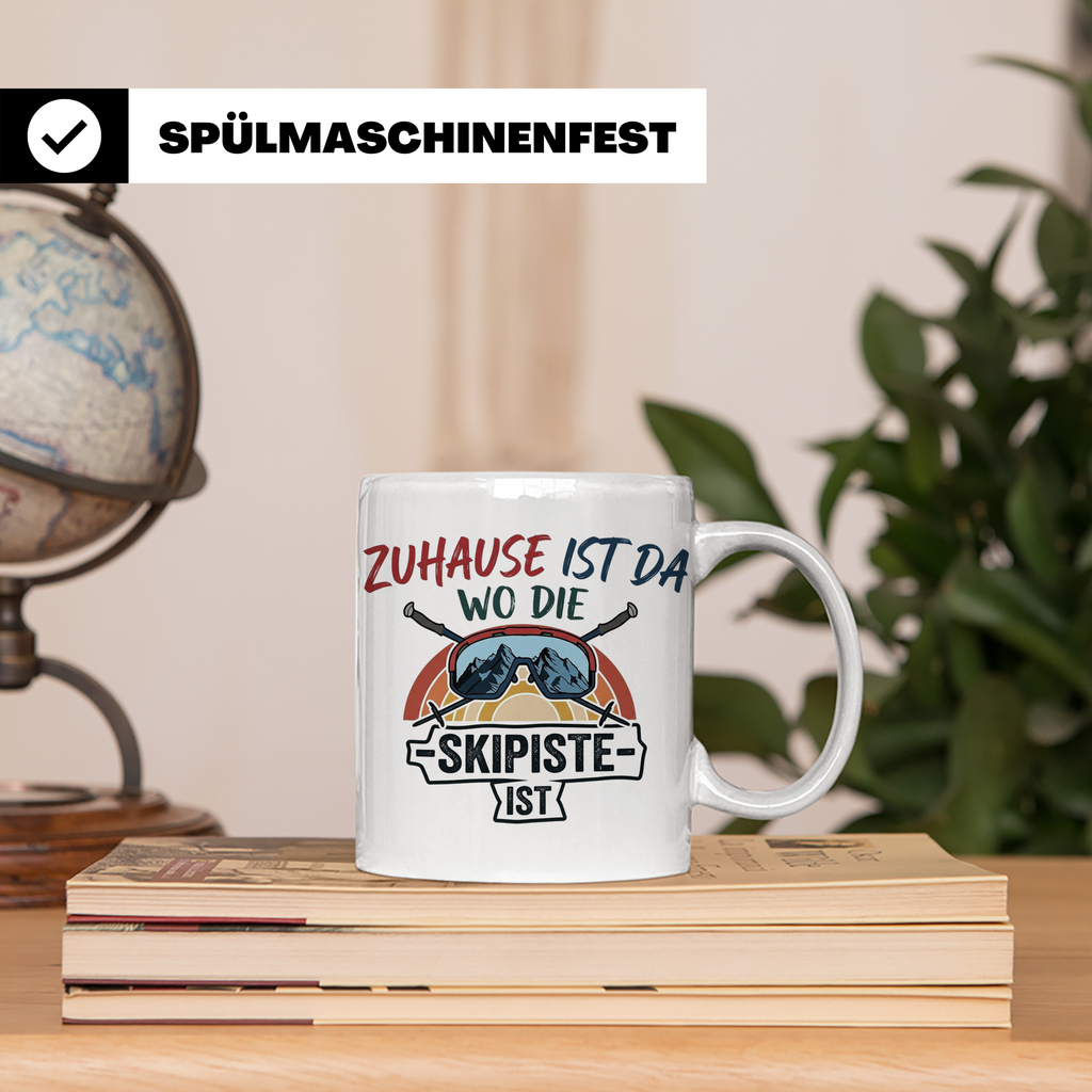 Skifahrer Tasse mit Spruch Zuhause ist da wo die Skipiste is – Weiß [farbe:weiß]