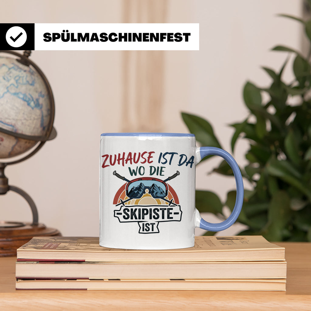 Skifahrer Tasse mit Spruch Zuhause ist da wo die Skipiste is – Blau [farbe:blau]
