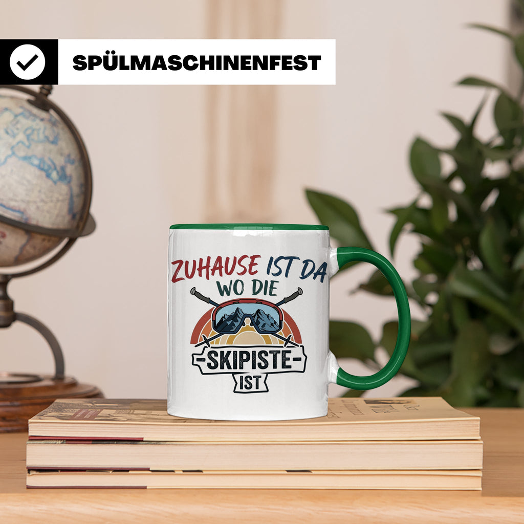 Skifahrer Tasse mit Spruch Zuhause ist da wo die Skipiste is – Grün [farbe:grün]