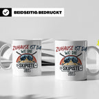 Skifahrer Tasse mit Spruch Zuhause ist da wo die Skipiste is – Weiß [farbe:weiß]
