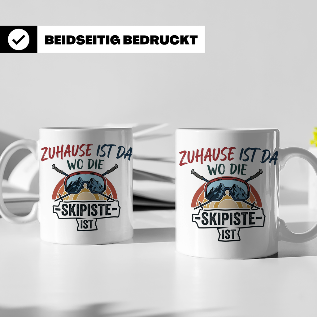 Skifahrer Tasse mit Spruch Zuhause ist da wo die Skipiste is – Weiß [farbe:weiß]