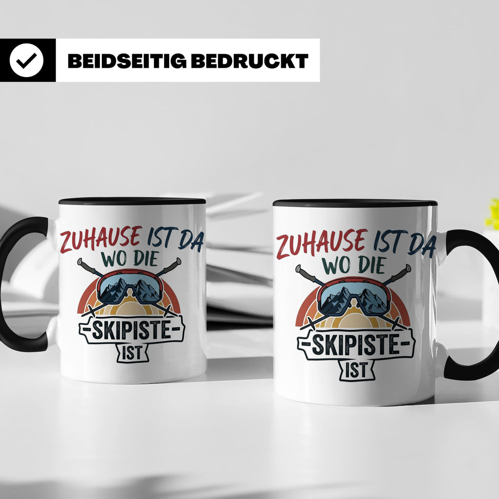 Skifahrer Tasse mit Spruch Zuhause ist da wo die Skipiste is – Schwarz [farbe:schwarz]