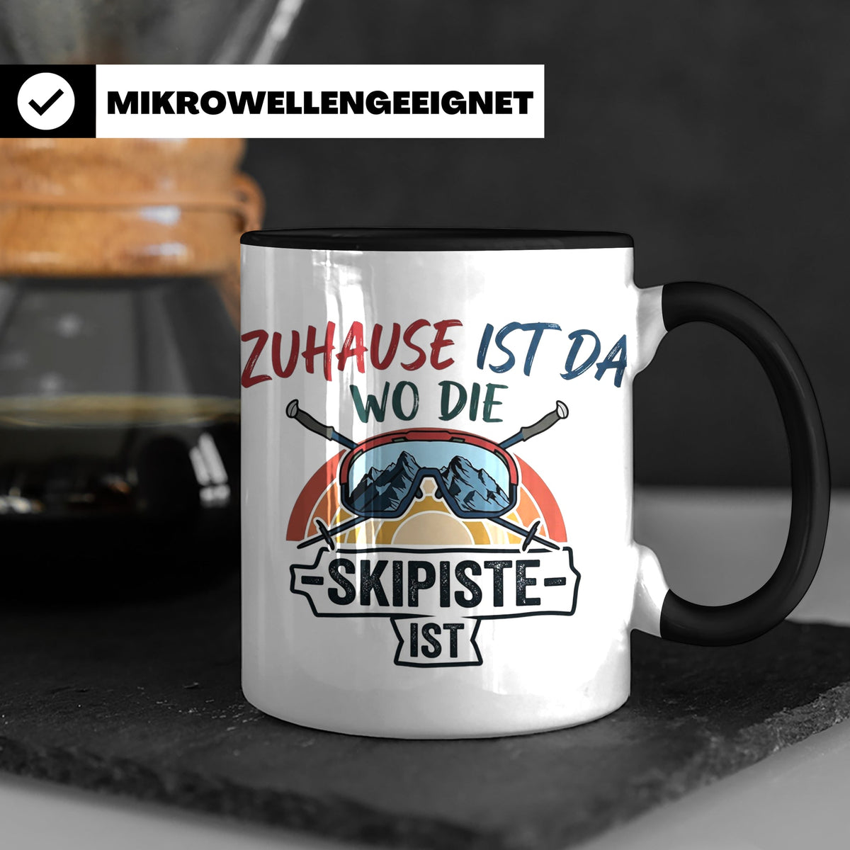 Skifahrer Tasse mit Spruch Zuhause ist da wo die Skipiste is – Schwarz [farbe:schwarz]