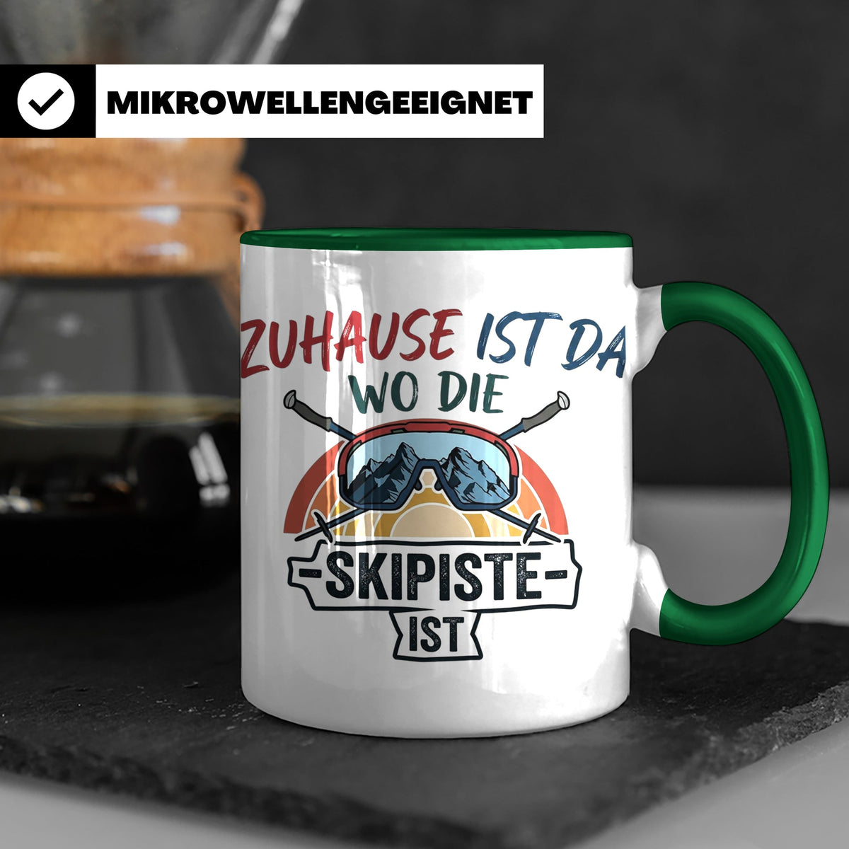Skifahrer Tasse mit Spruch Zuhause ist da wo die Skipiste is – Grün [farbe:grün]