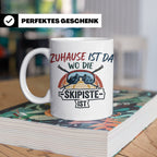 Skifahrer Tasse mit Spruch Zuhause ist da wo die Skipiste is – Weiß [farbe:weiß]