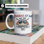 Skifahrer Tasse mit Spruch Zuhause ist da wo die Skipiste is – Weiß [farbe:weiß]