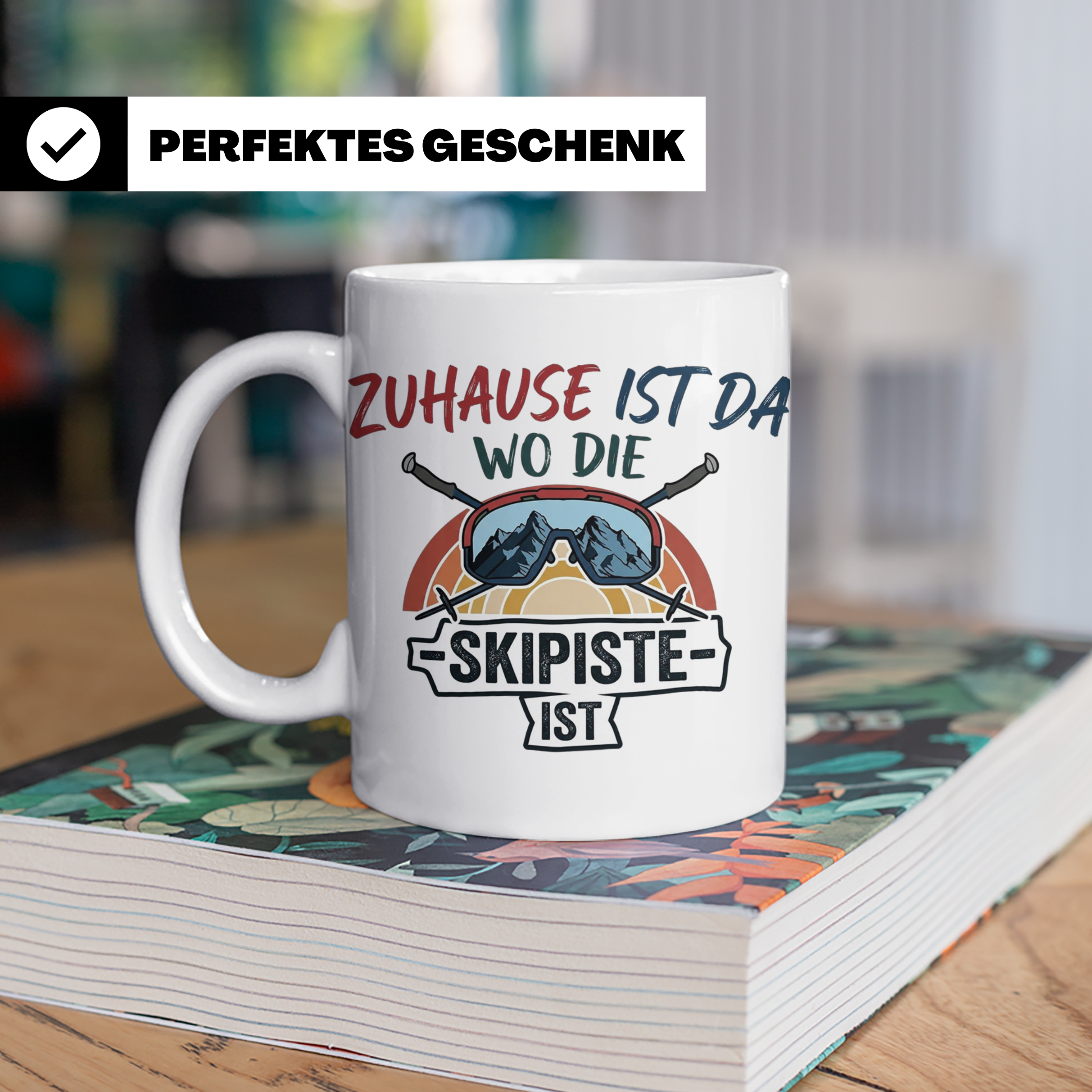 Skifahrer Tasse mit Spruch Zuhause ist da wo die Skipiste is – Weiß [farbe:weiß]