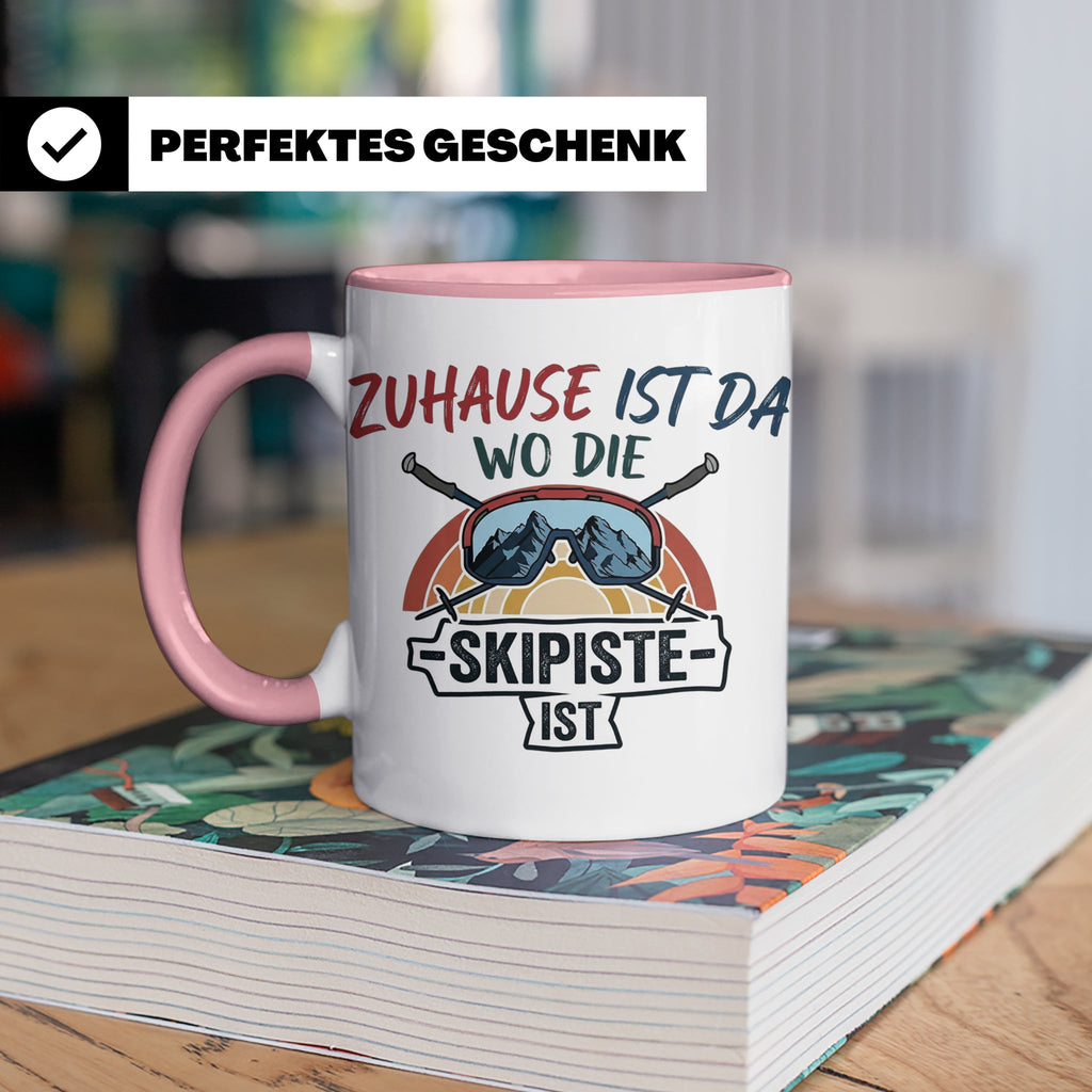 Skifahrer Tasse mit Spruch Zuhause ist da wo die Skipiste is – Rosa [farbe:rosa]