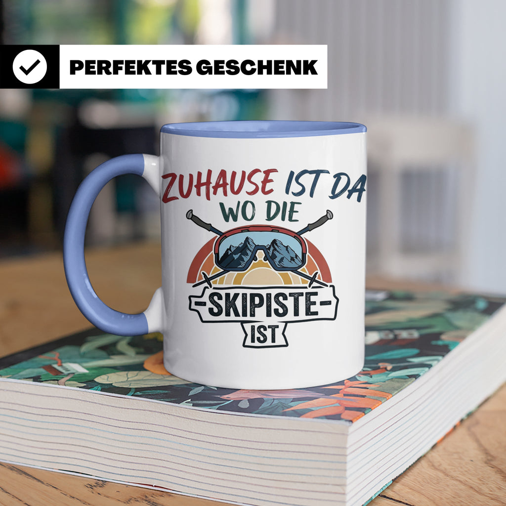 Skifahrer Tasse mit Spruch Zuhause ist da wo die Skipiste is – Blau [farbe:blau]