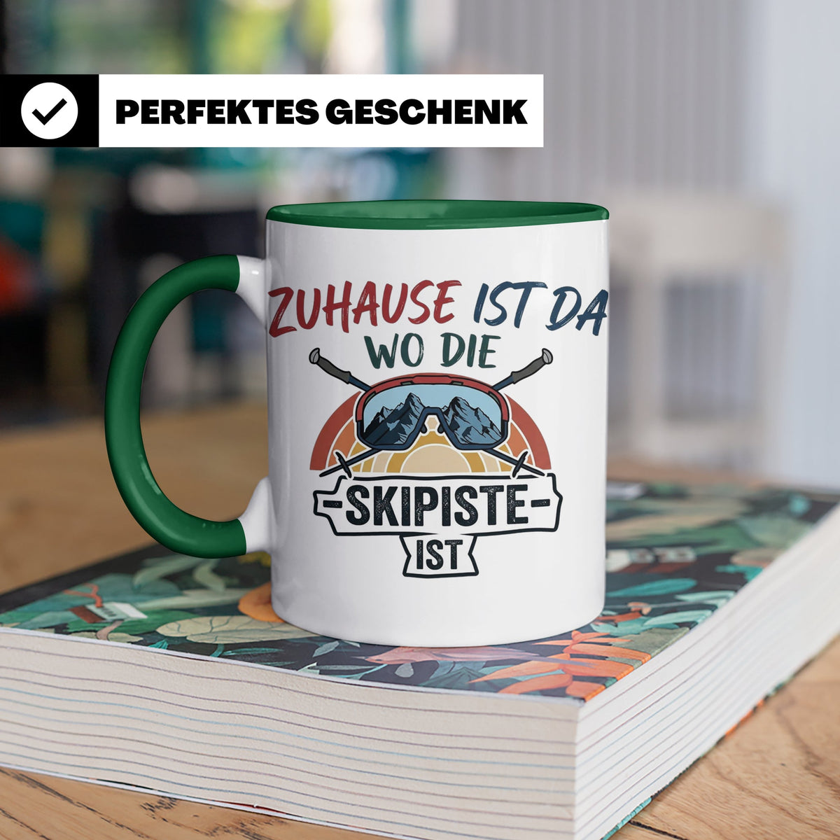 Skifahrer Tasse mit Spruch Zuhause ist da wo die Skipiste is – Grün [farbe:grün]