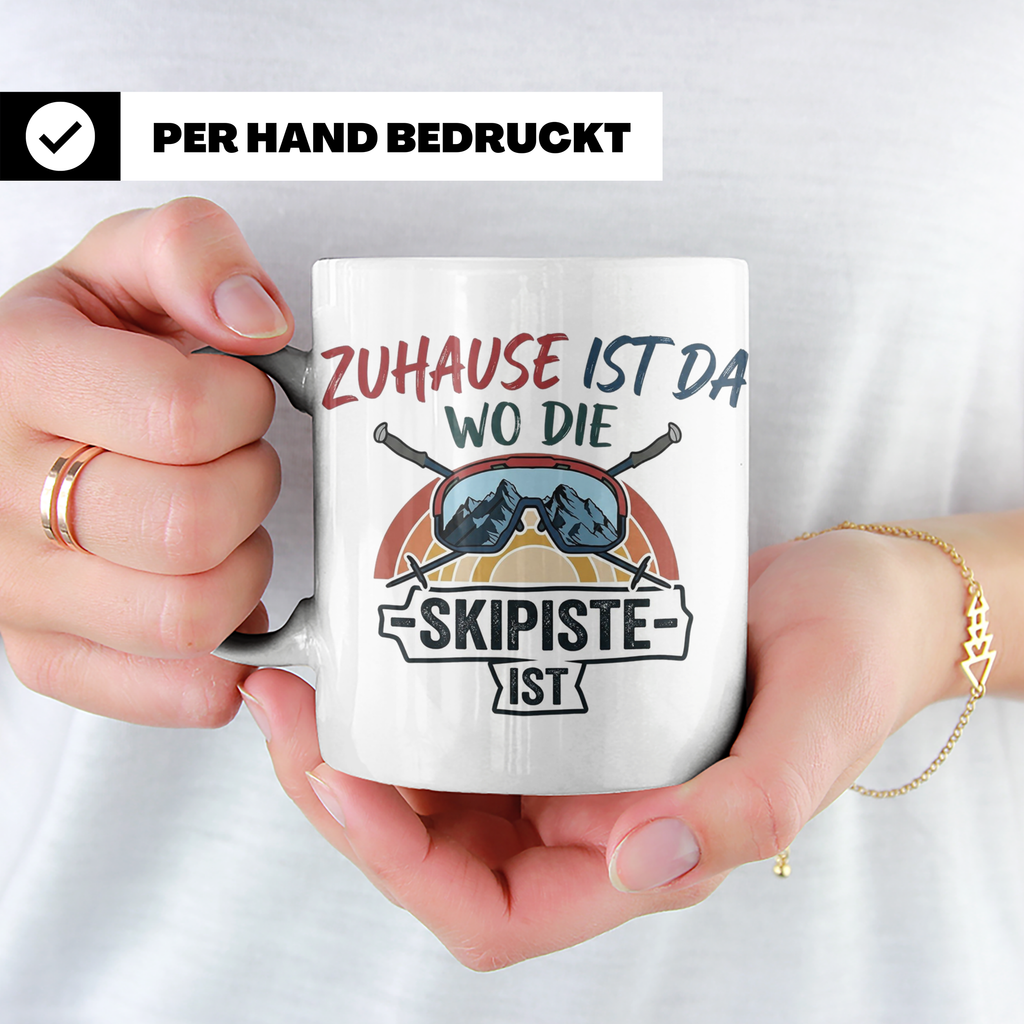 Skifahrer Tasse mit Spruch Zuhause ist da wo die Skipiste is – Weiß [farbe:weiß]
