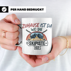 Skifahrer Tasse mit Spruch Zuhause ist da wo die Skipiste is – Weiß [farbe:weiß]
