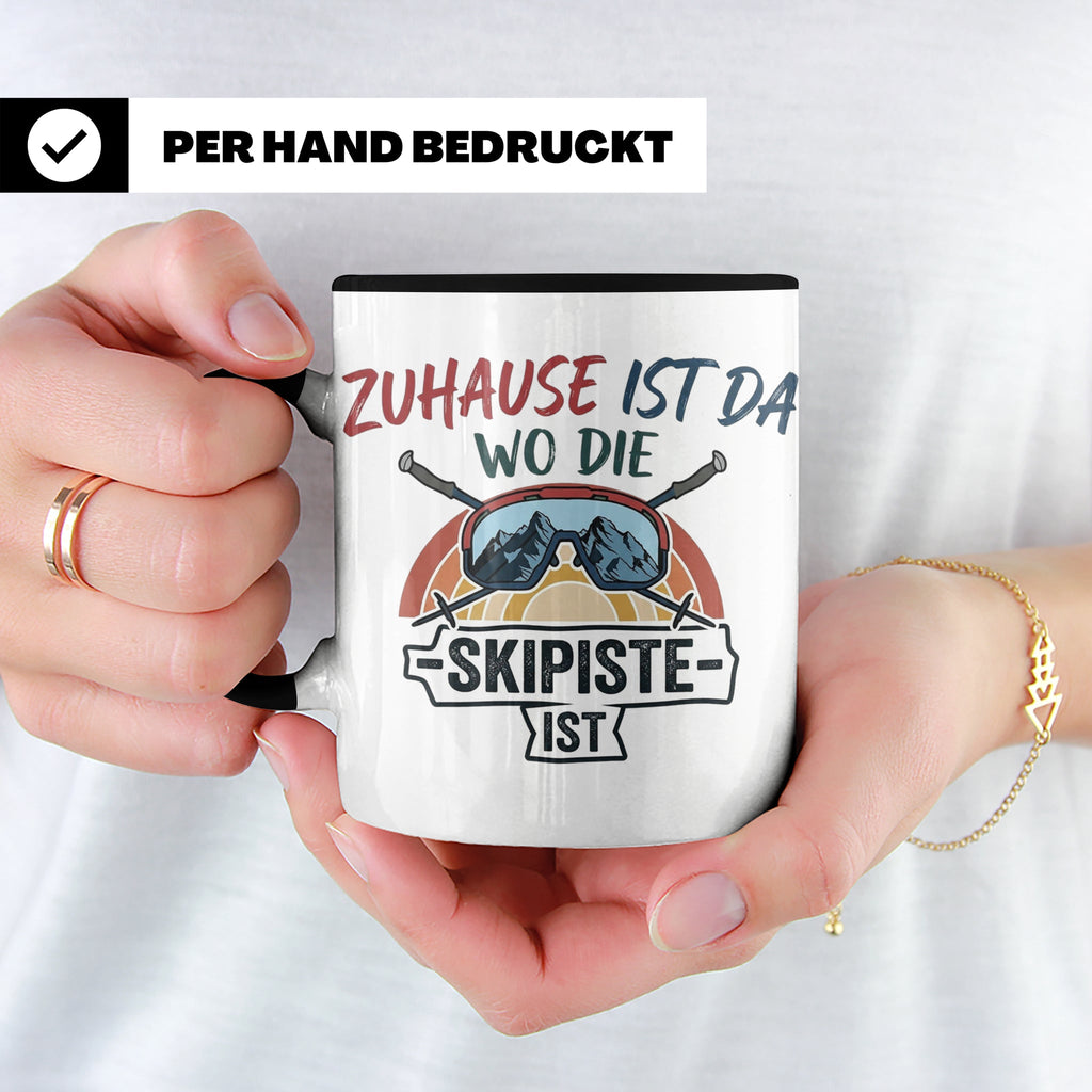 Skifahrer Tasse mit Spruch Zuhause ist da wo die Skipiste is – Schwarz [farbe:schwarz]