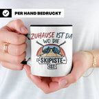 Skifahrer Tasse mit Spruch Zuhause ist da wo die Skipiste is – Schwarz [farbe:schwarz]