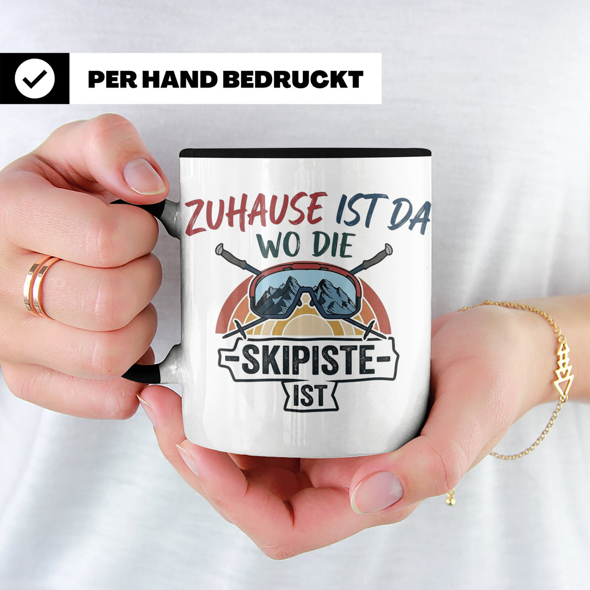 Skifahrer Tasse mit Spruch Zuhause ist da wo die Skipiste is – Schwarz [farbe:schwarz]
