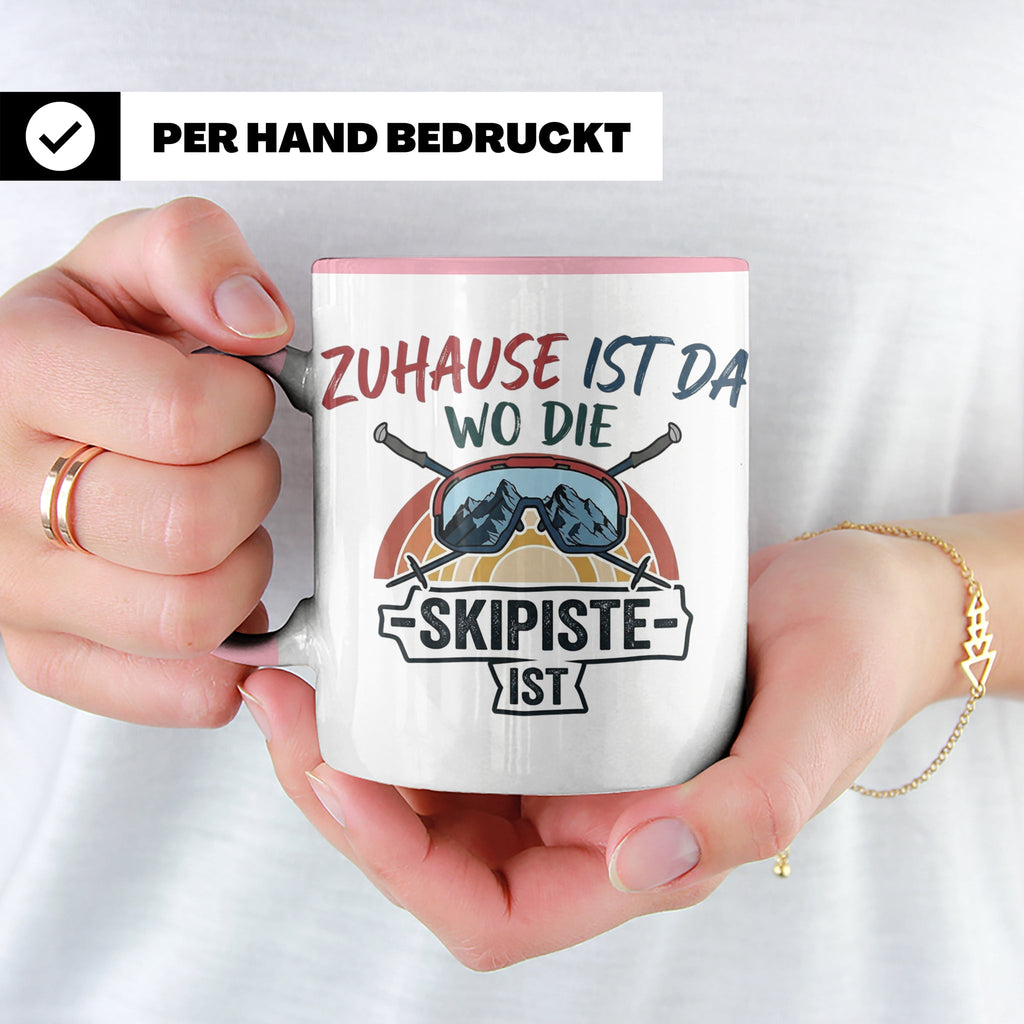 Skifahrer Tasse mit Spruch Zuhause ist da wo die Skipiste is – Rosa [farbe:rosa]