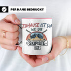 Skifahrer Tasse mit Spruch Zuhause ist da wo die Skipiste is – Rosa [farbe:rosa]