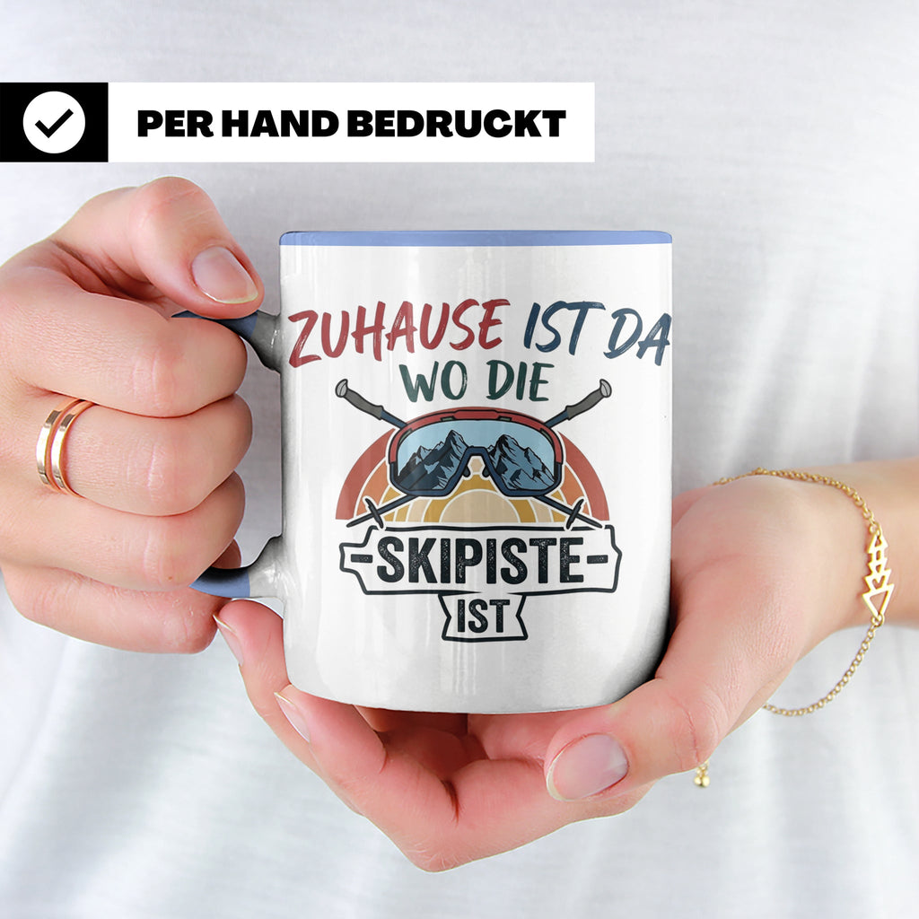 Skifahrer Tasse mit Spruch Zuhause ist da wo die Skipiste is – Blau [farbe:blau]