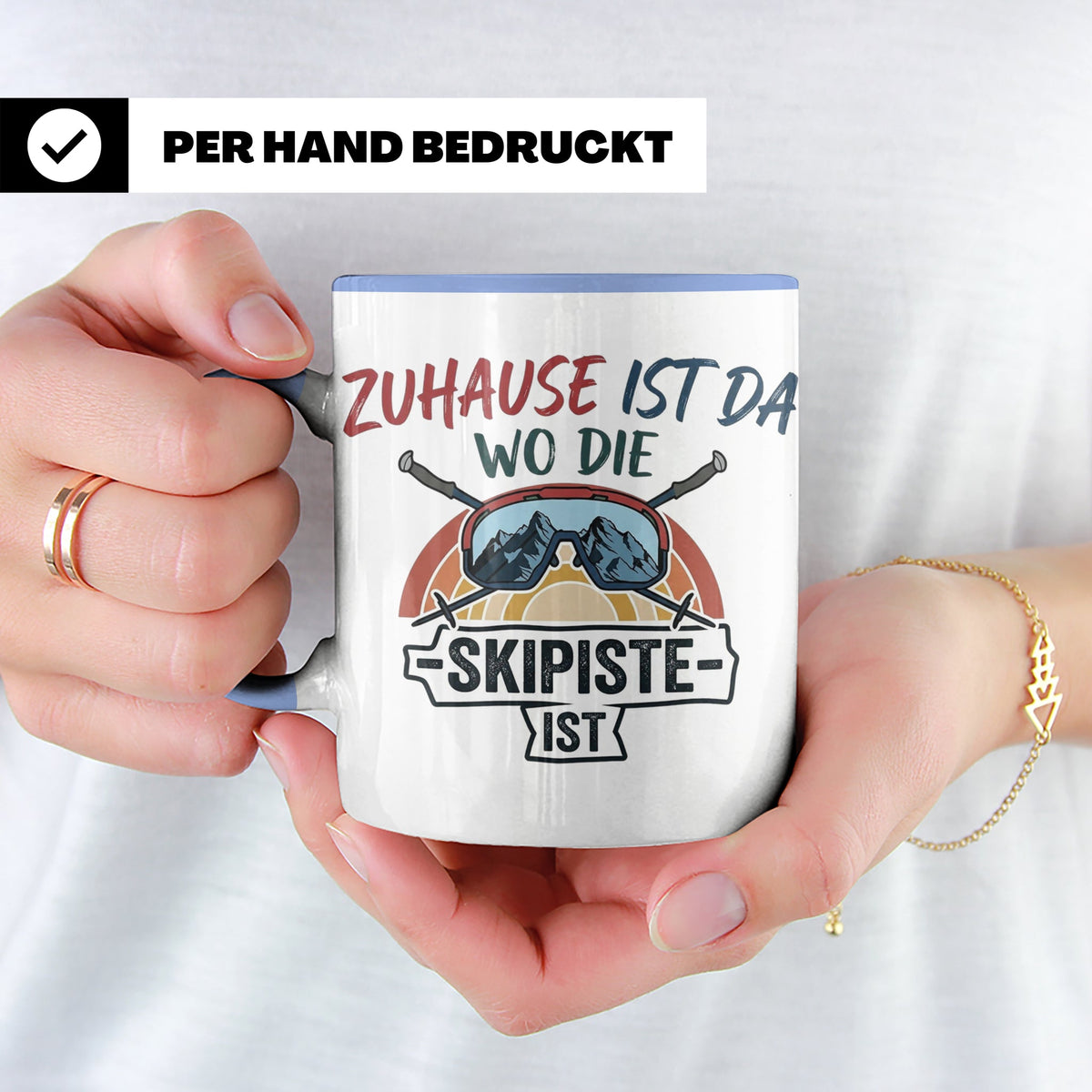 Skifahrer Tasse mit Spruch Zuhause ist da wo die Skipiste is – Blau [farbe:blau]