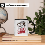 True Crime Coffee Junkie Sublimation Tasse - Serienmörder Fan Geschenkidee Podcast Hörer Spruch Geschenk für Krimi Liebhaber