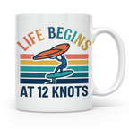 Wing Foil Tasse Life Begins At 12 Knots, Retro Wingsurfen De – Weiß [farbe:weiß]