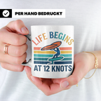 Wing Foil Tasse Life Begins At 12 Knots, Retro Wingsurfen De – Weiß [farbe:weiß]
