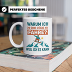 Snowboard Tasse mit Spruch "Warum ich ohne Stöcke fahre", lu – Weiß [farbe:weiß]