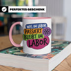 Labor Tasse mit Spruch Was im Labor passiert bleibt im Labor – Rosa [farbe:rosa]