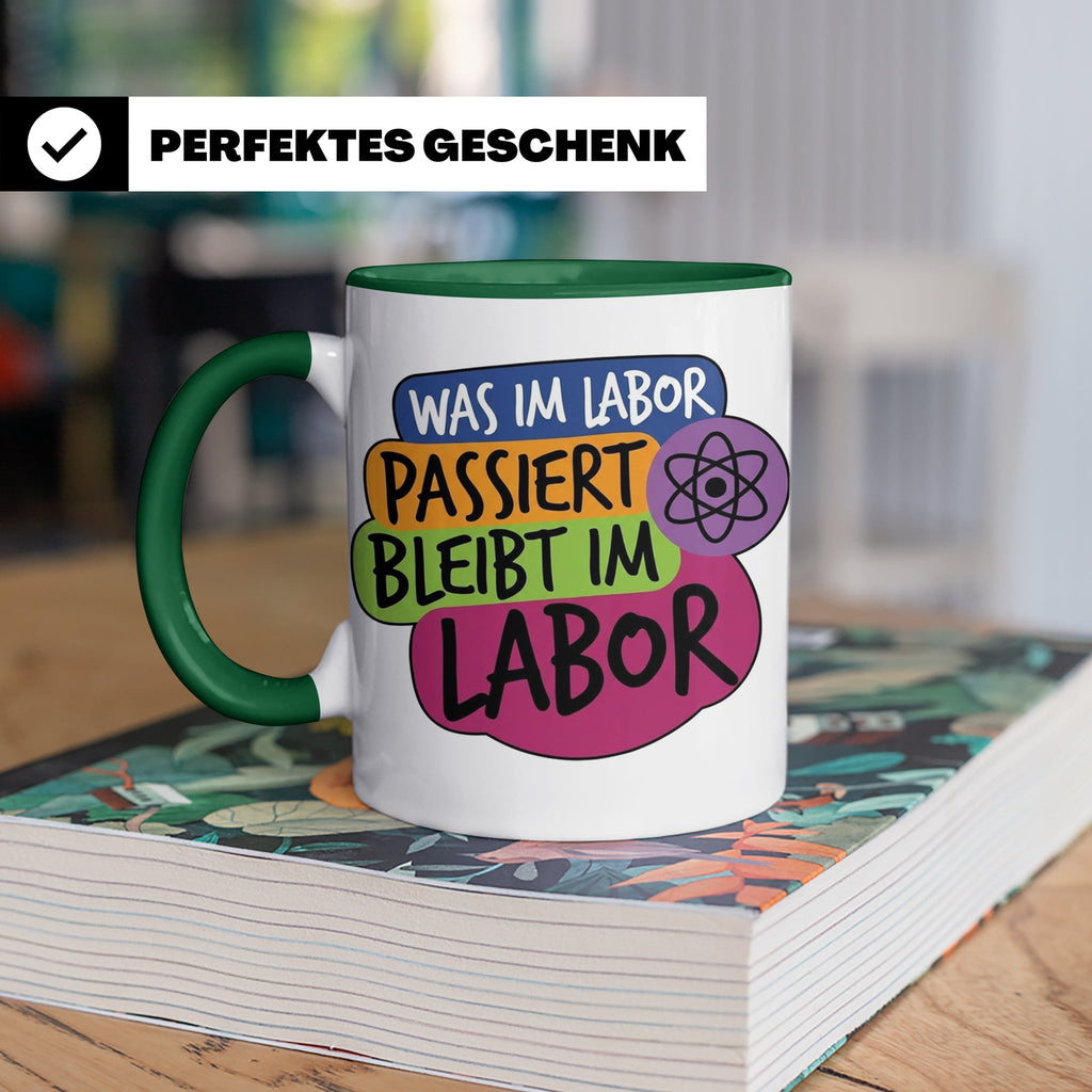 Labor Tasse mit Spruch Was im Labor passiert bleibt im Labor – Grün [farbe:grün]