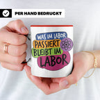 Labor Tasse mit Spruch Was im Labor passiert bleibt im Labor – Rot [farbe:rot]