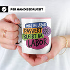 Labor Tasse mit Spruch Was im Labor passiert bleibt im Labor – Rosa [farbe:rosa]
