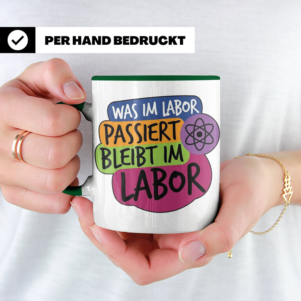 Labor Tasse mit Spruch Was im Labor passiert bleibt im Labor – Grün [farbe:grün]