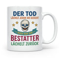 Bestatter Tasse mit Spruch Der Tod lächelt zurück | Geschenk – Weiß [farbe:weiß]